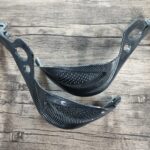 UNIVERSAL ELCİK KORUMA KARBON DESENLI